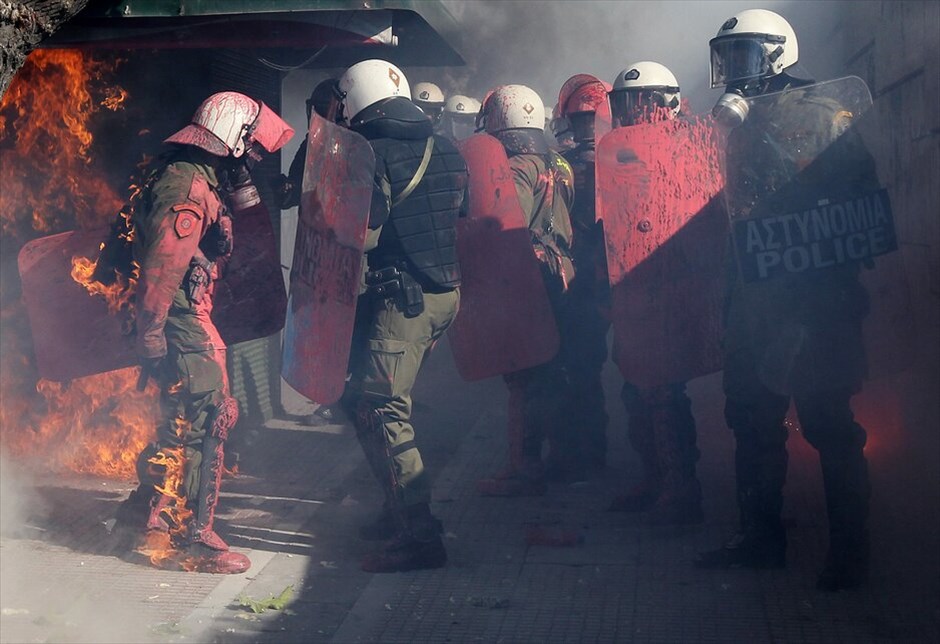 Επεισόδια στο κέντρο της Αθήνας #18. Επεισόδια σημειώνονται στη Βουλή, στο περιθώριο των απεργιακών κινητοποιήσεων των ΓΣΕΕ-ΑΔΕΔΥ και ΠΑΜΕ.