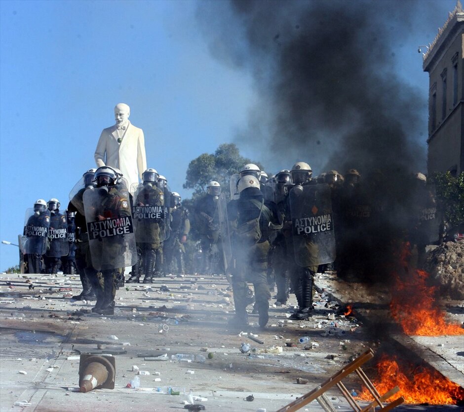 Επεισόδια στο κέντρο της Αθήνας #22. Επεισόδια σημειώνονται στη Βουλή, στο περιθώριο των απεργιακών κινητοποιήσεων των ΓΣΕΕ-ΑΔΕΔΥ και ΠΑΜΕ.
