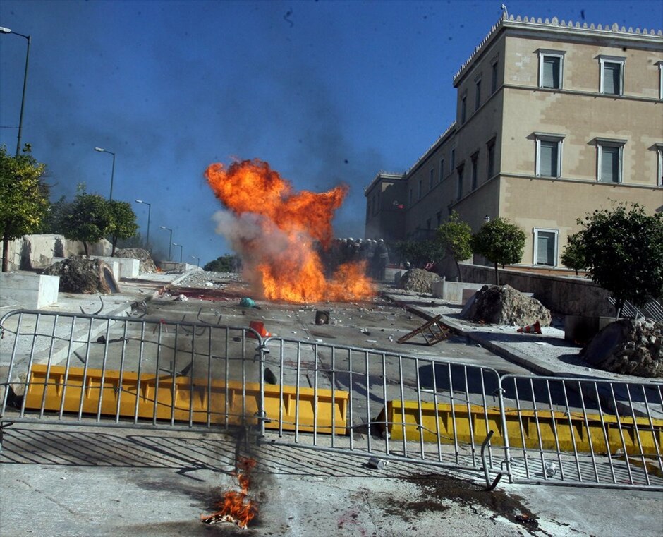 Επεισόδια στο κέντρο της Αθήνας #23. Επεισόδια σημειώνονται στη Βουλή, στο περιθώριο των απεργιακών κινητοποιήσεων των ΓΣΕΕ-ΑΔΕΔΥ και ΠΑΜΕ.