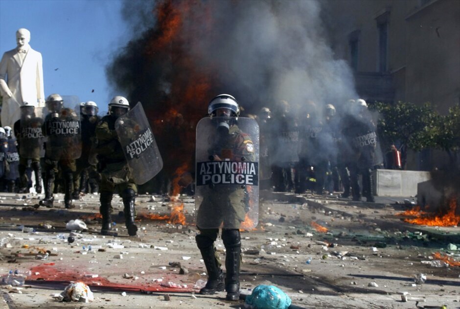 Επεισόδια στο κέντρο της Αθήνας #26. Επεισόδια σημειώνονται στη Βουλή, στο περιθώριο των απεργιακών κινητοποιήσεων των ΓΣΕΕ-ΑΔΕΔΥ και ΠΑΜΕ.