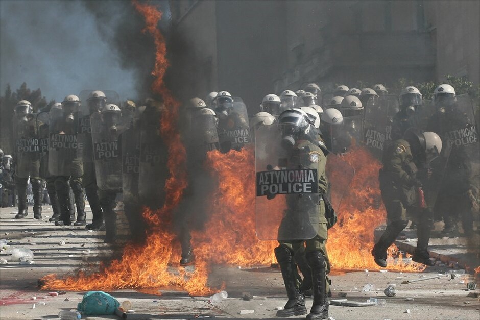 Επεισόδια στο κέντρο της Αθήνας #28. Επεισόδια σημειώνονται στη Βουλή, στο περιθώριο των απεργιακών κινητοποιήσεων των ΓΣΕΕ-ΑΔΕΔΥ και ΠΑΜΕ.