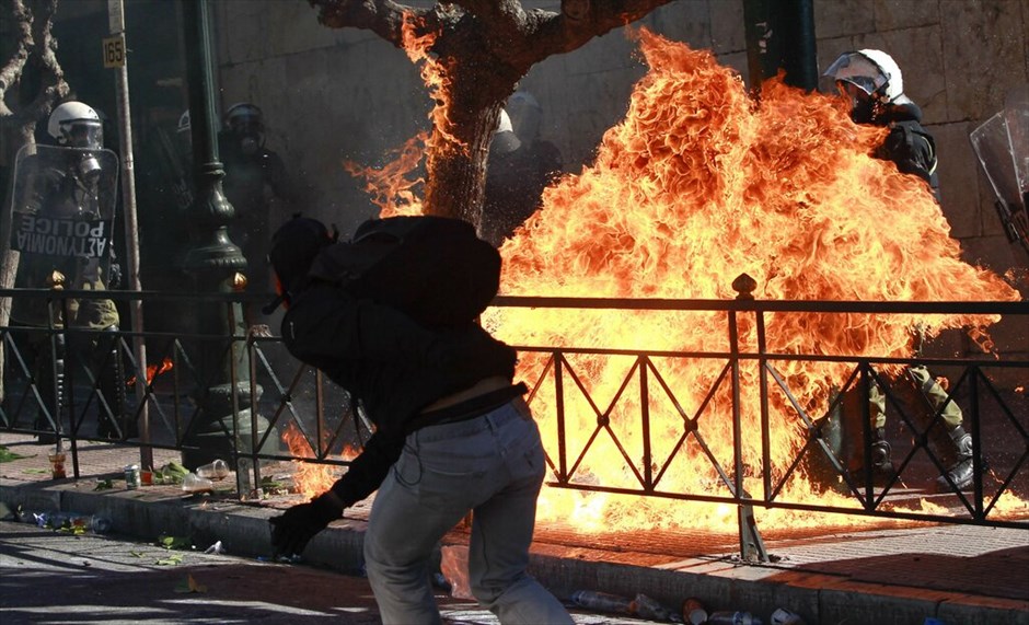 Επεισόδια στο κέντρο της Αθήνας #30. Επεισόδια σημειώνονται στη Βουλή, στο περιθώριο των απεργιακών κινητοποιήσεων των ΓΣΕΕ-ΑΔΕΔΥ και ΠΑΜΕ.