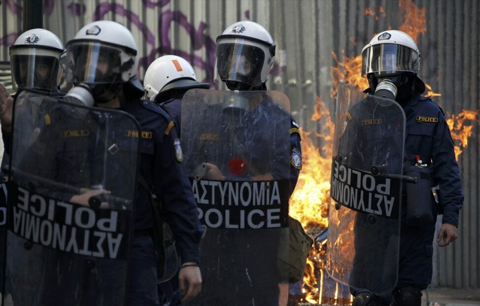 Επεισόδια στο κέντρο της Αθήνας #37. Επεισόδια σημειώνονται στη Βουλή, στο περιθώριο των απεργιακών κινητοποιήσεων των ΓΣΕΕ-ΑΔΕΔΥ και ΠΑΜΕ.