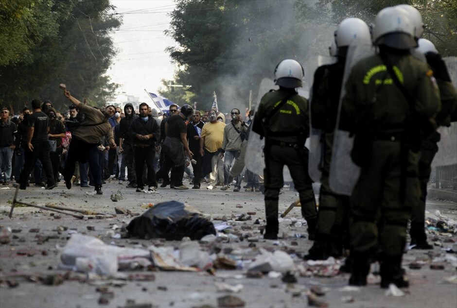 Επεισόδια στο κέντρο της Αθήνας #38. Επεισόδια σημειώνονται στη Βουλή, στο περιθώριο των απεργιακών κινητοποιήσεων των ΓΣΕΕ-ΑΔΕΔΥ και ΠΑΜΕ.