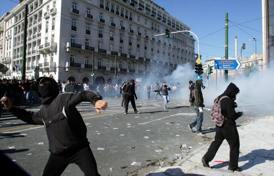 Επεισόδια στο κέντρο της Αθήνας #40. Επεισόδια σημειώνονται στη Βουλή, στο περιθώριο των απεργιακών κινητοποιήσεων των ΓΣΕΕ-ΑΔΕΔΥ και ΠΑΜΕ.