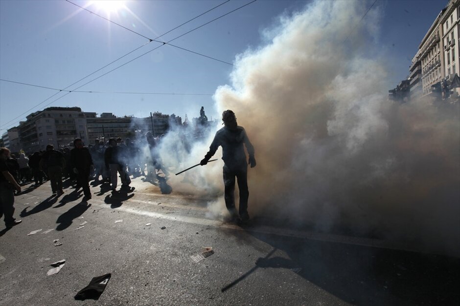 Επεισόδια στο κέντρο της Αθήνας #41. Επεισόδια σημειώνονται στη Βουλή, στο περιθώριο των απεργιακών κινητοποιήσεων των ΓΣΕΕ-ΑΔΕΔΥ και ΠΑΜΕ.