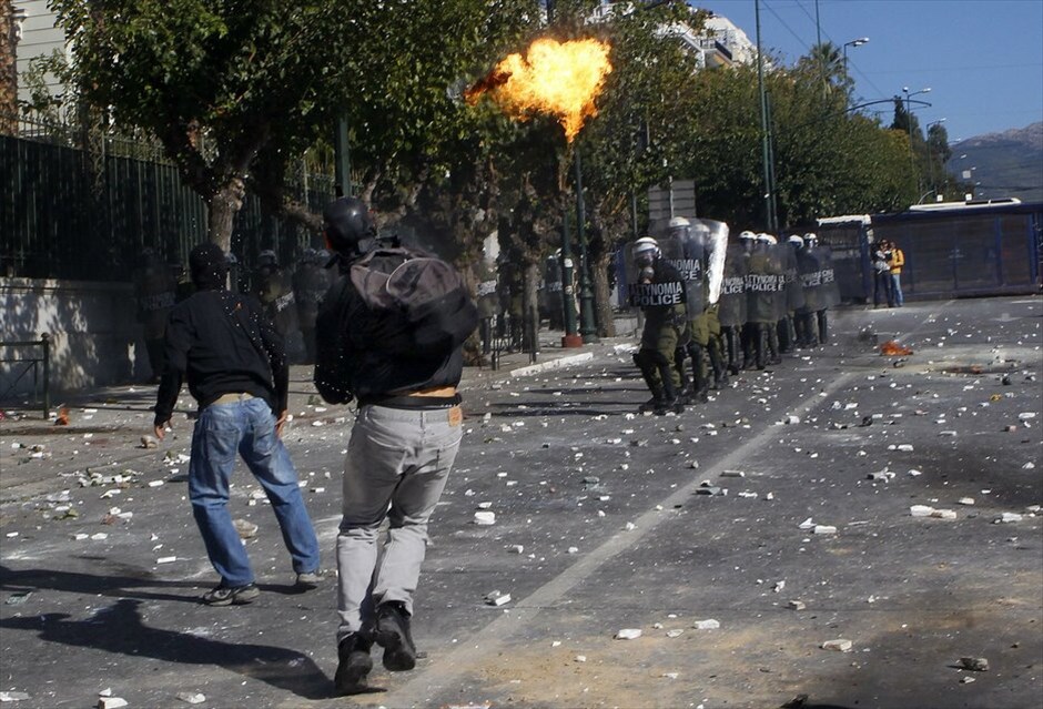 Επεισόδια στο κέντρο της Αθήνας #42. Επεισόδια σημειώνονται στη Βουλή, στο περιθώριο των απεργιακών κινητοποιήσεων των ΓΣΕΕ-ΑΔΕΔΥ και ΠΑΜΕ.