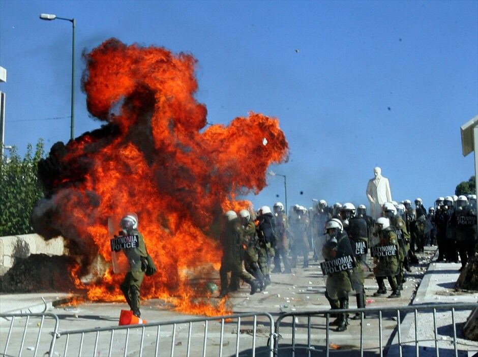 Επεισόδια στο κέντρο της Αθήνας #43. Επεισόδια σημειώνονται στη Βουλή, στο περιθώριο των απεργιακών κινητοποιήσεων των ΓΣΕΕ-ΑΔΕΔΥ και ΠΑΜΕ.