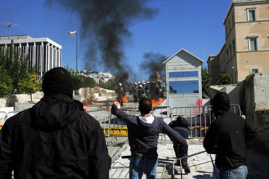Επεισόδια στο κέντρο της Αθήνας #45. Επεισόδια σημειώνονται στη Βουλή, στο περιθώριο των απεργιακών κινητοποιήσεων των ΓΣΕΕ-ΑΔΕΔΥ και ΠΑΜΕ.
