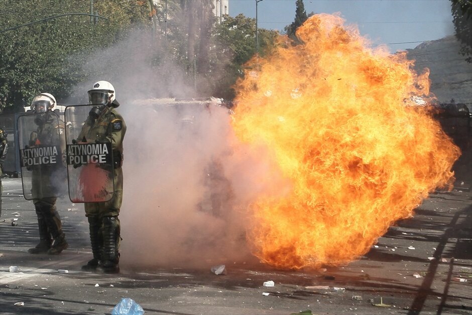 Επεισόδια στο κέντρο της Αθήνας #48. Επεισόδια σημειώνονται στη Βουλή, στο περιθώριο των απεργιακών κινητοποιήσεων των ΓΣΕΕ-ΑΔΕΔΥ και ΠΑΜΕ.