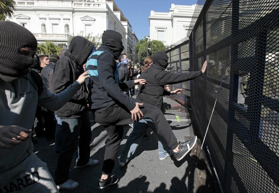 Επεισόδια στο κέντρο της Αθήνας #52. Επεισόδια σημειώνονται στη Βουλή, στο περιθώριο των απεργιακών κινητοποιήσεων των ΓΣΕΕ-ΑΔΕΔΥ και ΠΑΜΕ.
