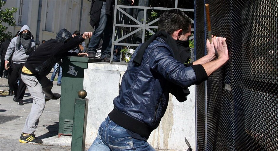 Επεισόδια στο κέντρο της Αθήνας #53. Επεισόδια σημειώνονται στη Βουλή, στο περιθώριο των απεργιακών κινητοποιήσεων των ΓΣΕΕ-ΑΔΕΔΥ και ΠΑΜΕ.