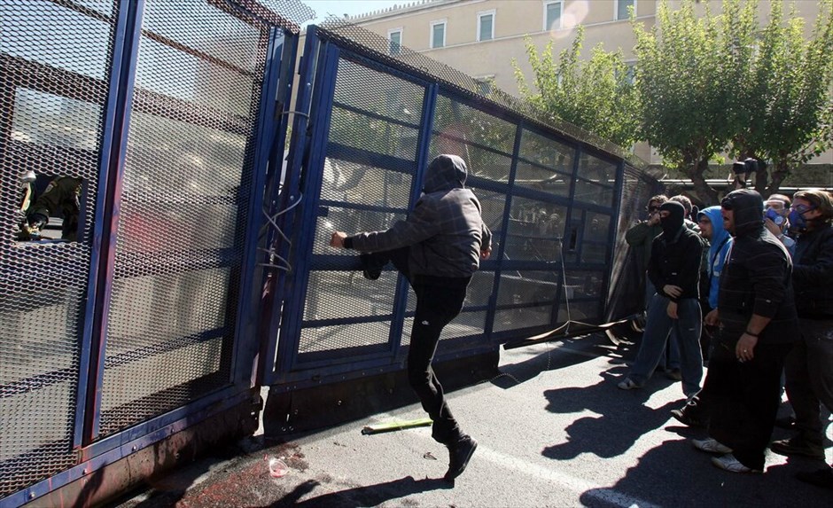 Επεισόδια στο κέντρο της Αθήνας #55. Επεισόδια σημειώνονται στη Βουλή, στο περιθώριο των απεργιακών κινητοποιήσεων των ΓΣΕΕ-ΑΔΕΔΥ και ΠΑΜΕ.