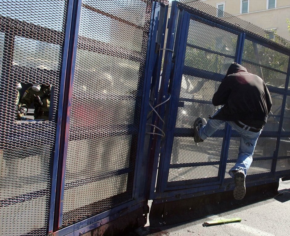 Επεισόδια στο κέντρο της Αθήνας #56. Επεισόδια σημειώνονται στη Βουλή, στο περιθώριο των απεργιακών κινητοποιήσεων των ΓΣΕΕ-ΑΔΕΔΥ και ΠΑΜΕ.