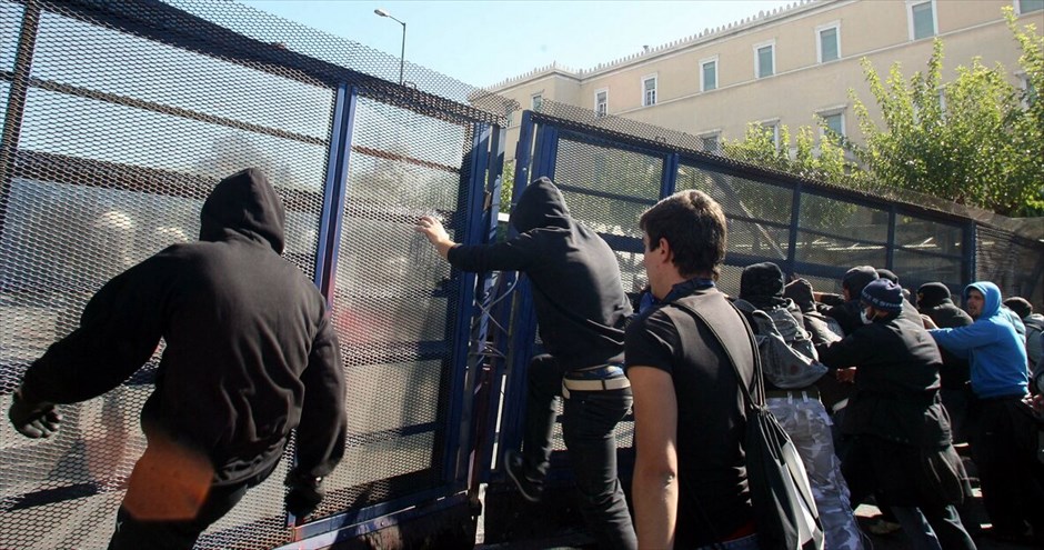 Επεισόδια στο κέντρο της Αθήνας #58. Επεισόδια σημειώνονται στη Βουλή, στο περιθώριο των απεργιακών κινητοποιήσεων των ΓΣΕΕ-ΑΔΕΔΥ και ΠΑΜΕ.