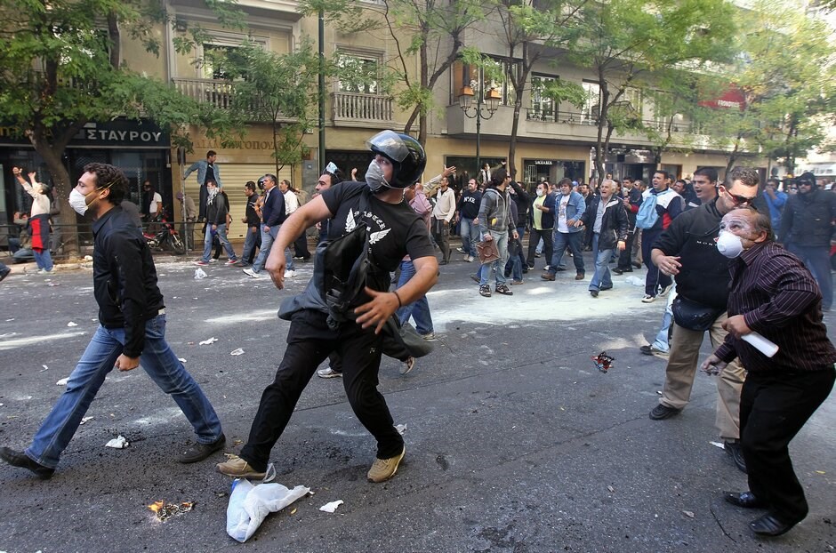 Επεισόδια στο κέντρο της Αθήνας #61. Επεισόδια σημειώνονται στη Βουλή, στο περιθώριο των απεργιακών κινητοποιήσεων των ΓΣΕΕ-ΑΔΕΔΥ και ΠΑΜΕ.