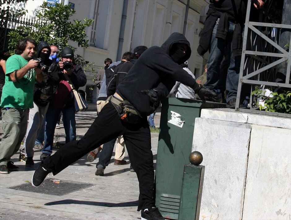Επεισόδια στο κέντρο της Αθήνας #64. Επεισόδια σημειώνονται στη Βουλή, στο περιθώριο των απεργιακών κινητοποιήσεων των ΓΣΕΕ-ΑΔΕΔΥ και ΠΑΜΕ.