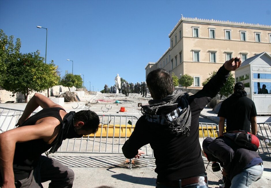Επεισόδια στο κέντρο της Αθήνας #68. Επεισόδια σημειώνονται στη Βουλή, στο περιθώριο των απεργιακών κινητοποιήσεων των ΓΣΕΕ-ΑΔΕΔΥ και ΠΑΜΕ.
