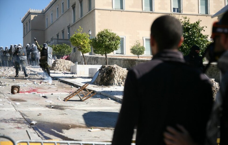 Επεισόδια στο κέντρο της Αθήνας #69. Επεισόδια σημειώνονται στη Βουλή, στο περιθώριο των απεργιακών κινητοποιήσεων των ΓΣΕΕ-ΑΔΕΔΥ και ΠΑΜΕ.