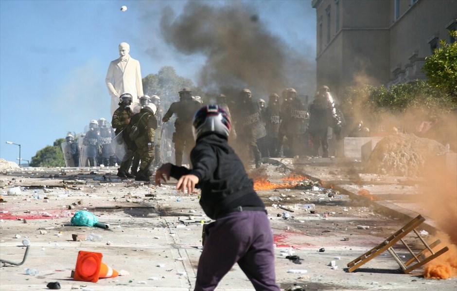 Επεισόδια στο κέντρο της Αθήνας #70. Επεισόδια σημειώνονται στη Βουλή, στο περιθώριο των απεργιακών κινητοποιήσεων των ΓΣΕΕ-ΑΔΕΔΥ και ΠΑΜΕ.