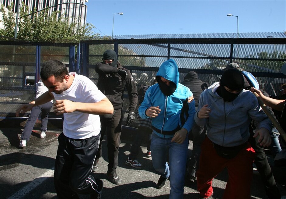 Επεισόδια στο κέντρο της Αθήνας #72. Επεισόδια σημειώνονται στη Βουλή, στο περιθώριο των απεργιακών κινητοποιήσεων των ΓΣΕΕ-ΑΔΕΔΥ και ΠΑΜΕ.