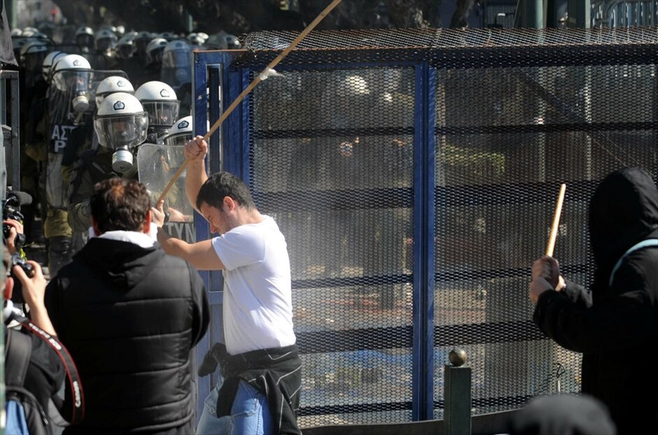 Επεισόδια στο κέντρο της Αθήνας #76. Επεισόδια σημειώνονται στη Βουλή, στο περιθώριο των απεργιακών κινητοποιήσεων των ΓΣΕΕ-ΑΔΕΔΥ και ΠΑΜΕ.