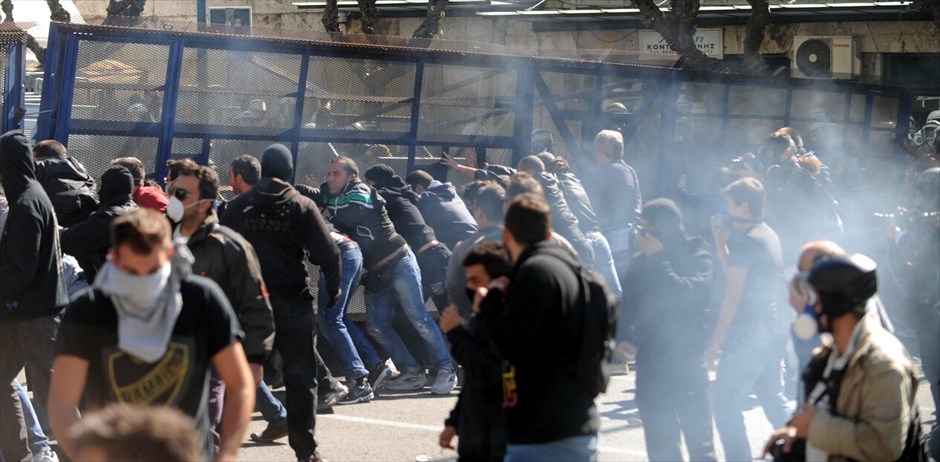 Επεισόδια στο κέντρο της Αθήνας #78. Επεισόδια σημειώνονται στη Βουλή, στο περιθώριο των απεργιακών κινητοποιήσεων των ΓΣΕΕ-ΑΔΕΔΥ και ΠΑΜΕ.