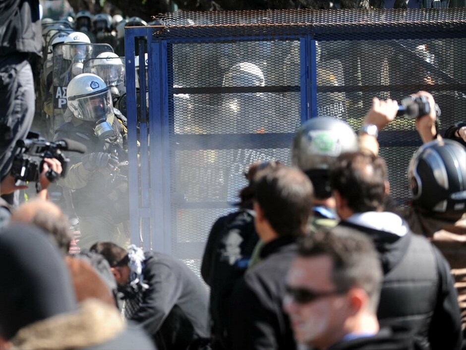 Επεισόδια στο κέντρο της Αθήνας #81. Επεισόδια σημειώνονται στη Βουλή, στο περιθώριο των απεργιακών κινητοποιήσεων των ΓΣΕΕ-ΑΔΕΔΥ και ΠΑΜΕ.