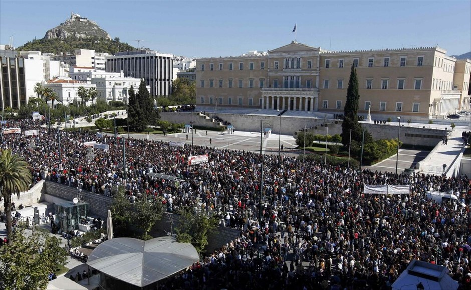 Πορεία στο κέντρο της Αθήνας #1. Ιδιαίτερα μαζική είναι η συμμετοχή των πολιτών στις απεργιακές συγκεντρώσεις και πορείες που είναι σε εξέλιξη στο κέντρο της Αθήνας, στο πλαίσιο των κινητοποιήσεων ΓΣΕΕ - ΑΔΕΔΥ και ΠΑΜΕ ενάντια στο πολυνομοσχέδιο.