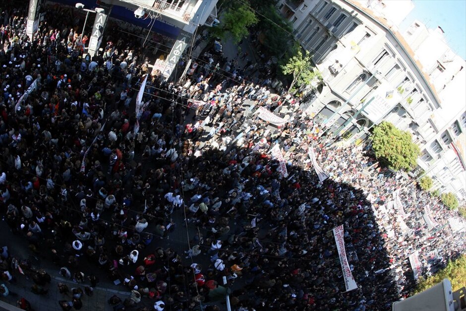 Πορεία στο κέντρο της Αθήνας #2. Ιδιαίτερα μαζική είναι η συμμετοχή των πολιτών στις απεργιακές συγκεντρώσεις και πορείες που είναι σε εξέλιξη στο κέντρο της Αθήνας, στο πλαίσιο των κινητοποιήσεων ΓΣΕΕ - ΑΔΕΔΥ και ΠΑΜΕ ενάντια στο πολυνομοσχέδιο.