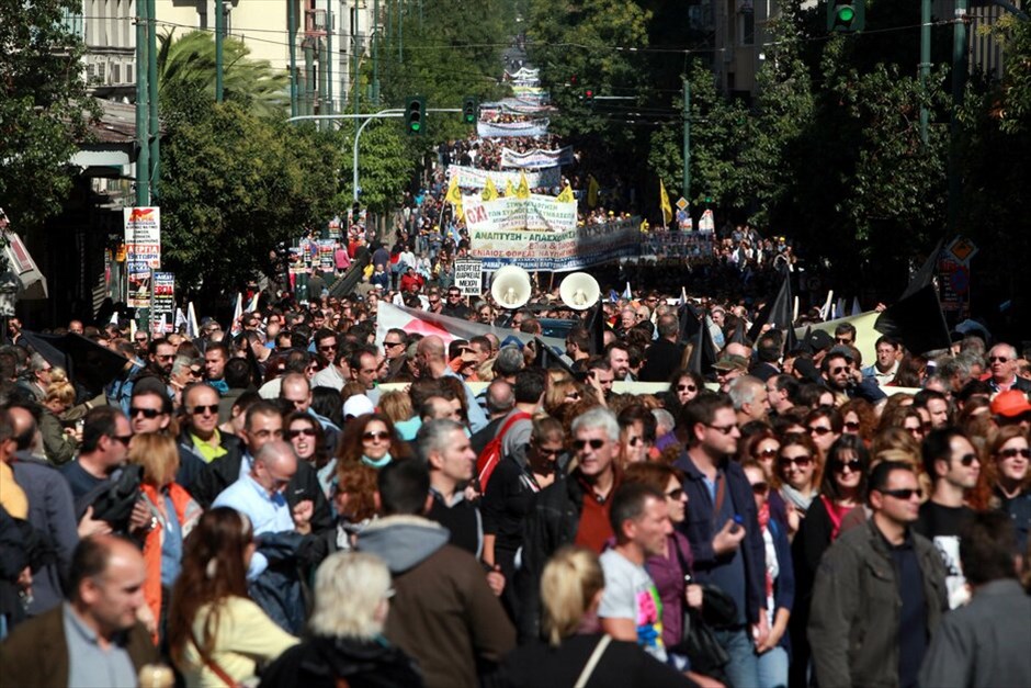 Πορεία στο κέντρο της Αθήνας #4. Ιδιαίτερα μαζική είναι η συμμετοχή των πολιτών στις απεργιακές συγκεντρώσεις και πορείες που είναι σε εξέλιξη στο κέντρο της Αθήνας, στο πλαίσιο των κινητοποιήσεων ΓΣΕΕ - ΑΔΕΔΥ και ΠΑΜΕ ενάντια στο πολυνομοσχέδιο.