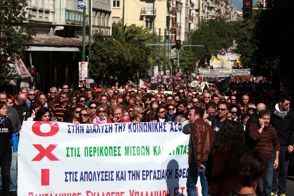 Πορεία στο κέντρο της Αθήνας #6. Ιδιαίτερα μαζική είναι η συμμετοχή των πολιτών στις απεργιακές συγκεντρώσεις και πορείες που είναι σε εξέλιξη στο κέντρο της Αθήνας, στο πλαίσιο των κινητοποιήσεων ΓΣΕΕ - ΑΔΕΔΥ και ΠΑΜΕ ενάντια στο πολυνομοσχέδιο.