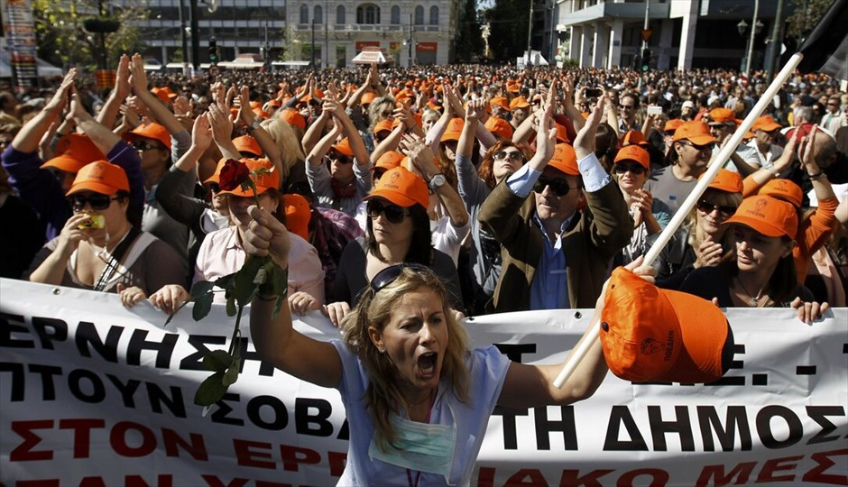 Πορεία στο κέντρο της Αθήνας #7. Ιδιαίτερα μαζική είναι η συμμετοχή των πολιτών στις απεργιακές συγκεντρώσεις και πορείες που είναι σε εξέλιξη στο κέντρο της Αθήνας, στο πλαίσιο των κινητοποιήσεων ΓΣΕΕ - ΑΔΕΔΥ και ΠΑΜΕ ενάντια στο πολυνομοσχέδιο.
