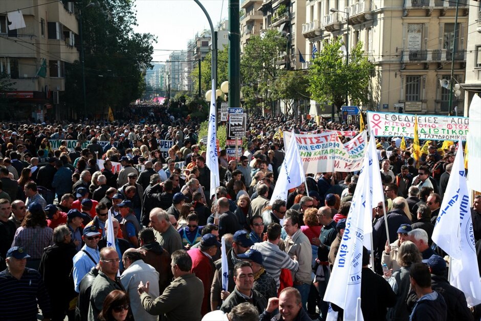 Πορεία στο κέντρο της Αθήνας #12. Ιδιαίτερα μαζική είναι η συμμετοχή των πολιτών στις απεργιακές συγκεντρώσεις και πορείες που είναι σε εξέλιξη στο κέντρο της Αθήνας, στο πλαίσιο των κινητοποιήσεων ΓΣΕΕ - ΑΔΕΔΥ και ΠΑΜΕ ενάντια στο πολυνομοσχέδιο.