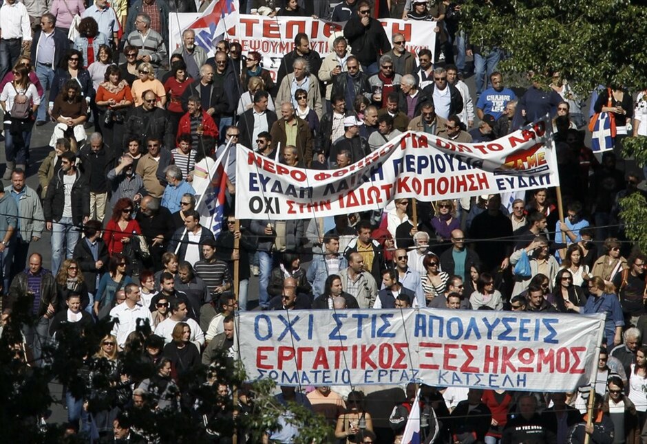 Πορεία στο κέντρο της Αθήνας #13. Ιδιαίτερα μαζική είναι η συμμετοχή των πολιτών στις απεργιακές συγκεντρώσεις και πορείες που είναι σε εξέλιξη στο κέντρο της Αθήνας, στο πλαίσιο των κινητοποιήσεων ΓΣΕΕ - ΑΔΕΔΥ και ΠΑΜΕ ενάντια στο πολυνομοσχέδιο.