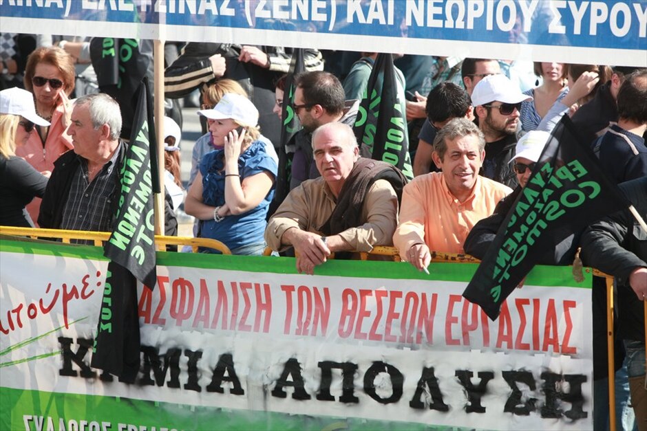 Πορεία στο κέντρο της Αθήνας #14. Ιδιαίτερα μαζική είναι η συμμετοχή των πολιτών στις απεργιακές συγκεντρώσεις και πορείες που είναι σε εξέλιξη στο κέντρο της Αθήνας, στο πλαίσιο των κινητοποιήσεων ΓΣΕΕ - ΑΔΕΔΥ και ΠΑΜΕ ενάντια στο πολυνομοσχέδιο.