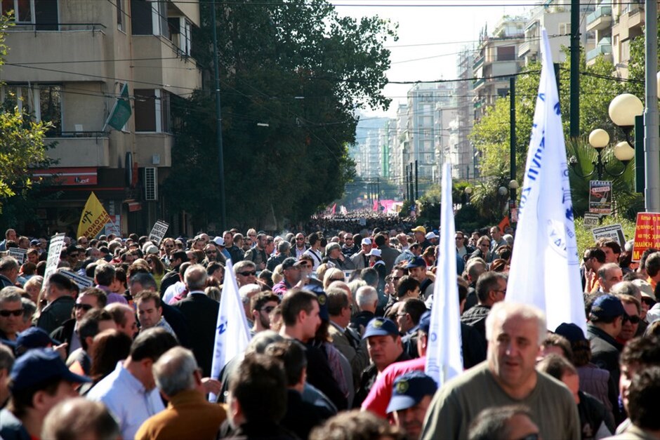 Πορεία στο κέντρο της Αθήνας #15. Ιδιαίτερα μαζική είναι η συμμετοχή των πολιτών στις απεργιακές συγκεντρώσεις και πορείες που είναι σε εξέλιξη στο κέντρο της Αθήνας, στο πλαίσιο των κινητοποιήσεων ΓΣΕΕ - ΑΔΕΔΥ και ΠΑΜΕ ενάντια στο πολυνομοσχέδιο.