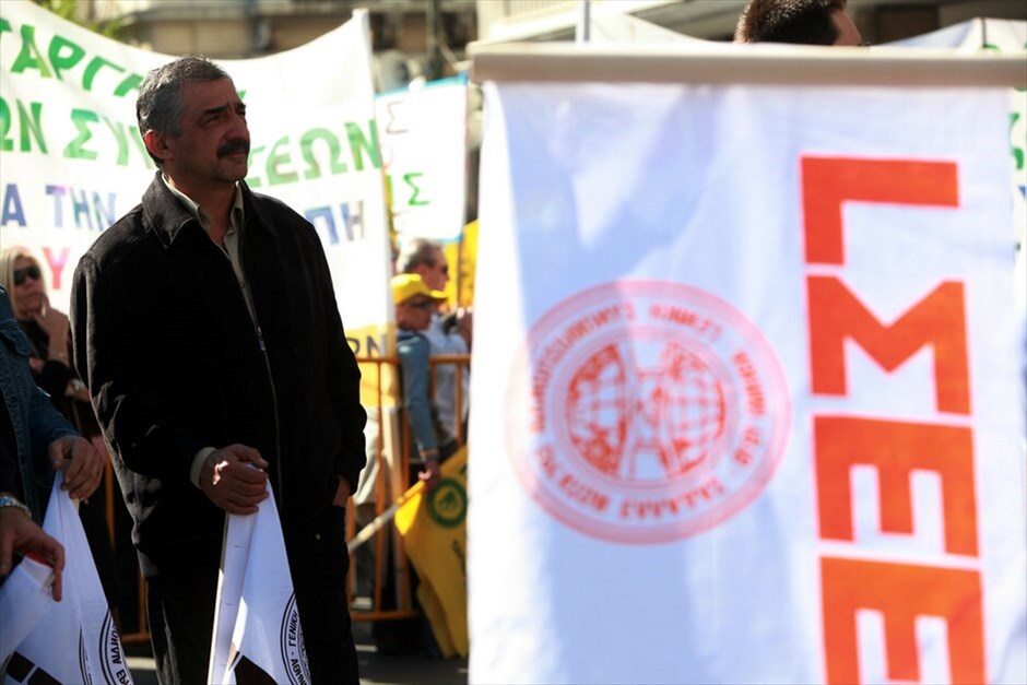 Πορεία στο κέντρο της Αθήνας #16. Ιδιαίτερα μαζική είναι η συμμετοχή των πολιτών στις απεργιακές συγκεντρώσεις και πορείες που είναι σε εξέλιξη στο κέντρο της Αθήνας, στο πλαίσιο των κινητοποιήσεων ΓΣΕΕ - ΑΔΕΔΥ και ΠΑΜΕ ενάντια στο πολυνομοσχέδιο.