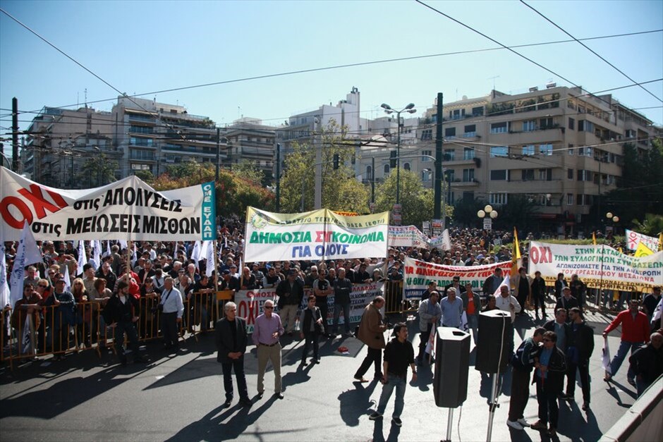Πορεία στο κέντρο της Αθήνας #18. Ιδιαίτερα μαζική είναι η συμμετοχή των πολιτών στις απεργιακές συγκεντρώσεις και πορείες που είναι σε εξέλιξη στο κέντρο της Αθήνας, στο πλαίσιο των κινητοποιήσεων ΓΣΕΕ - ΑΔΕΔΥ και ΠΑΜΕ ενάντια στο πολυνομοσχέδιο.