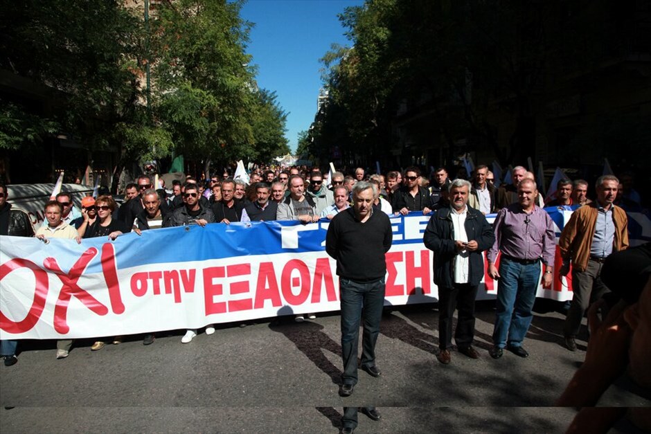 Πορεία στο κέντρο της Αθήνας #19. Ιδιαίτερα μαζική είναι η συμμετοχή των πολιτών στις απεργιακές συγκεντρώσεις και πορείες που είναι σε εξέλιξη στο κέντρο της Αθήνας, στο πλαίσιο των κινητοποιήσεων ΓΣΕΕ - ΑΔΕΔΥ και ΠΑΜΕ ενάντια στο πολυνομοσχέδιο.