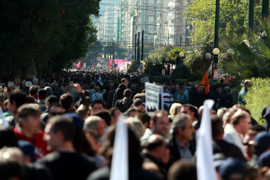 Πορεία στο κέντρο της Αθήνας #20. Ιδιαίτερα μαζική είναι η συμμετοχή των πολιτών στις απεργιακές συγκεντρώσεις και πορείες που είναι σε εξέλιξη στο κέντρο της Αθήνας, στο πλαίσιο των κινητοποιήσεων ΓΣΕΕ - ΑΔΕΔΥ και ΠΑΜΕ ενάντια στο πολυνομοσχέδιο.