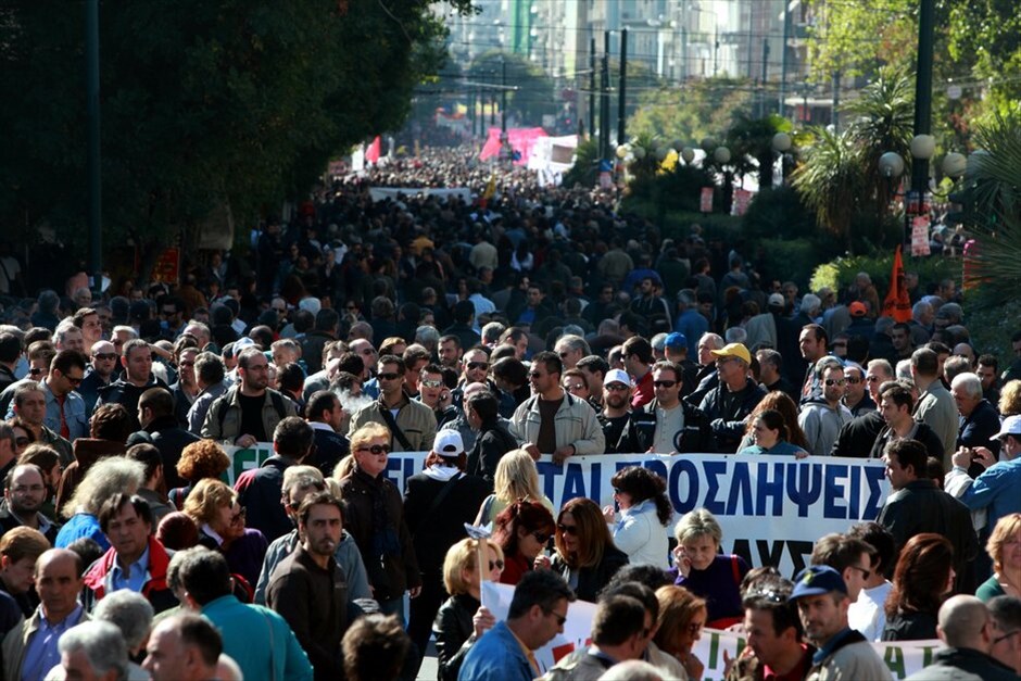 Πορεία στο κέντρο της Αθήνας #21. Ιδιαίτερα μαζική είναι η συμμετοχή των πολιτών στις απεργιακές συγκεντρώσεις και πορείες που είναι σε εξέλιξη στο κέντρο της Αθήνας, στο πλαίσιο των κινητοποιήσεων ΓΣΕΕ - ΑΔΕΔΥ και ΠΑΜΕ ενάντια στο πολυνομοσχέδιο.