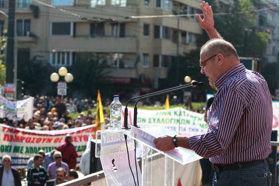 Πορεία στο κέντρο της Αθήνας #22. Ιδιαίτερα μαζική είναι η συμμετοχή των πολιτών στις απεργιακές συγκεντρώσεις και πορείες που είναι σε εξέλιξη στο κέντρο της Αθήνας, στο πλαίσιο των κινητοποιήσεων ΓΣΕΕ - ΑΔΕΔΥ και ΠΑΜΕ ενάντια στο πολυνομοσχέδιο.
