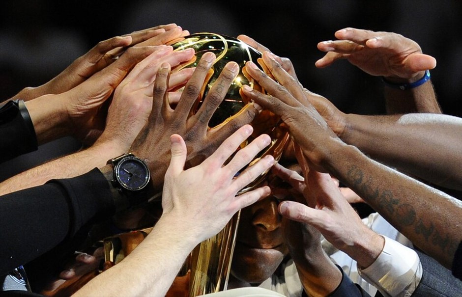 Οι 15 πιο ηχηρές φετινές μεταγραφές παικτών NBA στην Ευρώπη #1. To «λοκ άουτ» στο ΝΒΑ έχει ωθήσει αρκετούς αστέρες του κορυφαίου πρωταθλήματος μπάσκετ στον πλανήτη να στρέψουν την προσοχή τους στην αντίπερα όχθη του Ατλαντικού και δη σε διάφορα εθνικά ευρωπαϊκά πρωταθλήματα αλλά και σε ομάδες που θα αγωνίζονται σε Ευρωλίγκα – Eurocup. Ας θυμηθούμε τις 15 πιο «ηχηρές» μεταγραφές, πολλές όμως από τις οποίες μόλις βρεθεί λύση μεταξύ της λίγκας του NBA και της Ενωσης των παικτών θα επιστρέψουν στο... «μαγικό» αυτό κόσμο.