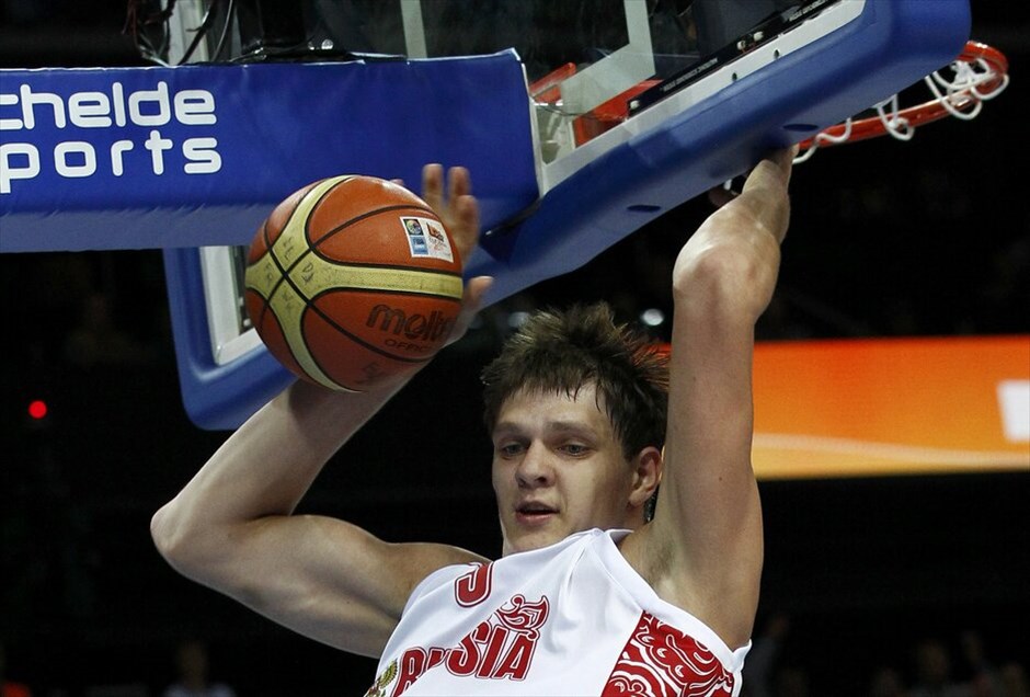 Οι 15 πιο ηχηρές φετινές μεταγραφές παικτών NBA στην Ευρώπη #9. Ούτε ο Τιμοφέι Μοζγκόφ ήθελε να «σκουριάσει» λόγω του «λοκ άουτ» και αποφάσισε έτσι να επιτρέψει στη Ρωσία και στην ομάδα που εγκατέλειψε για το «μαγικό» κόσμο του NBA, τη Χίμκι. Ο 25χρονος σέντερ των Ντένβερ Νάγκετς υπέγραψε μονοετές συμβόλαιο μέχρι να ξεκινήσει το πρωτάλθημα στις ΗΠΑ. Ο Μοζγκόφ έχει ξαναφορέσει για τέσσερα χρόνια τη φανέλα της Ρωσικής ομάδας, την περίοδο 2006-2010 και όπως δήλωσε θεωρεί τη Χίμκι το δεύτερο του σπίτι.