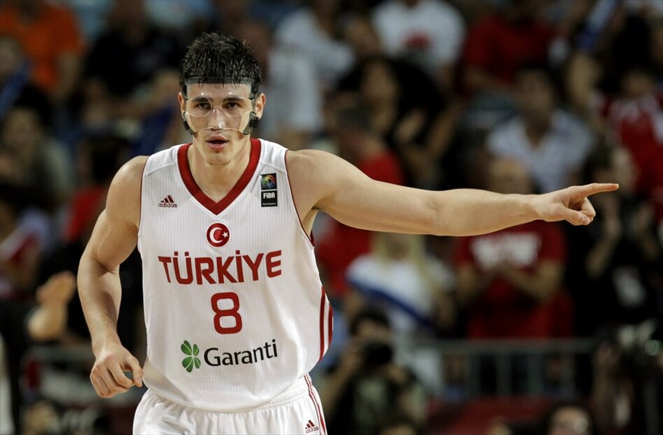 Οι 15 πιο ηχηρές φετινές μεταγραφές παικτών NBA στην Ευρώπη #13. Ενας ακόμη παίκτης επιστρέφει στην Τουρκία για λογαριασμό της Εφές (αυτή τη φορά) μέχρι τη λήξη του «λοκ άουτ» στο NBA. Πρόκειται για τον Ερσάν Ιλιασόβα ο οποίος επαναπατρίζεται μετά από πέντε χρόνια. Ο 24χρονος πάουερ φόργουορντ των Μιλγουόκι Μπακς υπέγραψε συμβόλαιο με ετήσιες απολαβές 2,7 εκατ. ευρώ και δήλωσε πως θα ήθελε να παραμείνει στη Εφες για όλη τη σεζόν εάν η FIBA είχε έναν κανόνα που θα του το επέτρεπε.