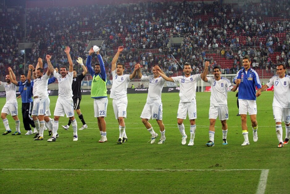 Προκριματικά Euro 2012: Στιγμές από τον αγώνα Ελλάδα - Κροατίας #2. Με το ένα πόδι στα τελικά του Euro 2012 βρίσκεται η Εθνική, καθώς επικράτησε της Κροατίας με 2-0 στο Καραϊσκάκη και θέλει μόλις έναν βαθμό στο τελευταίο της παιχνίδι για τον έκτο προκριματικό με την Γεωργία στην Τιφλίδα για να σφραγίσει εισιτήριο για τα γήπεδα της Ουκρανίας και της Πολωνίας. Ο αγώνας διεκόπη στο ξεκίνημά του για πέντε περίπου λεπτά λόγω επεισοδίων μεταξύ των οπαδών των δυο ομάδων.