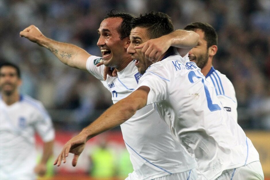 Προκριματικά Euro 2012: Στιγμές από τον αγώνα Ελλάδα - Κροατίας #3. Με το ένα πόδι στα τελικά του Euro 2012 βρίσκεται η Εθνική, καθώς επικράτησε της Κροατίας με 2-0 στο Καραϊσκάκη και θέλει μόλις έναν βαθμό στο τελευταίο της παιχνίδι για τον έκτο προκριματικό με την Γεωργία στην Τιφλίδα για να σφραγίσει εισιτήριο για τα γήπεδα της Ουκρανίας και της Πολωνίας. Ο αγώνας διεκόπη στο ξεκίνημά του για πέντε περίπου λεπτά λόγω επεισοδίων μεταξύ των οπαδών των δυο ομάδων.