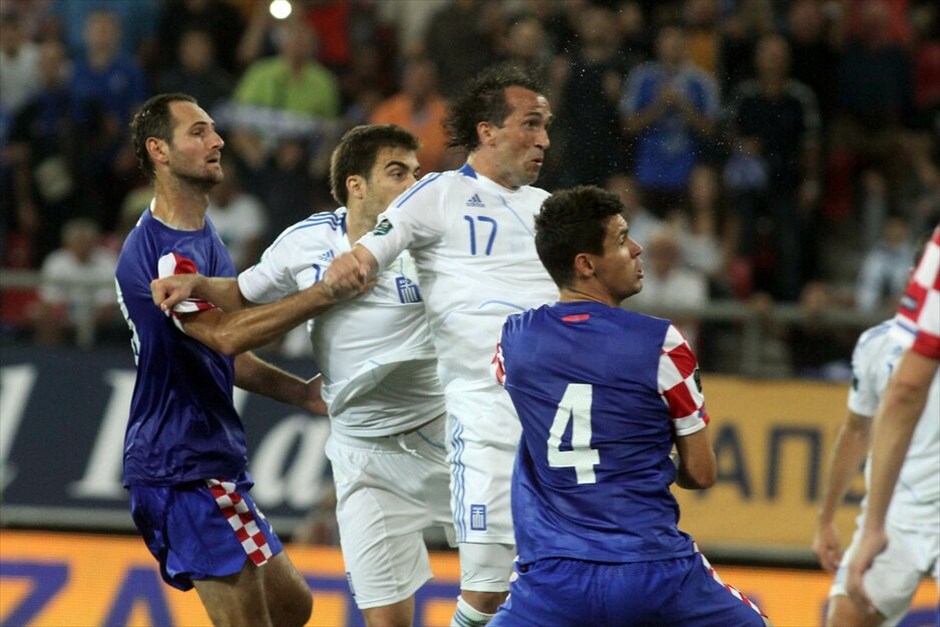 Προκριματικά Euro 2012: Στιγμές από τον αγώνα Ελλάδα - Κροατίας #5. Με το ένα πόδι στα τελικά του Euro 2012 βρίσκεται η Εθνική, καθώς επικράτησε της Κροατίας με 2-0 στο Καραϊσκάκη και θέλει μόλις έναν βαθμό στο τελευταίο της παιχνίδι για τον έκτο προκριματικό με την Γεωργία στην Τιφλίδα για να σφραγίσει εισιτήριο για τα γήπεδα της Ουκρανίας και της Πολωνίας. Ο αγώνας διεκόπη στο ξεκίνημά του για πέντε περίπου λεπτά λόγω επεισοδίων μεταξύ των οπαδών των δυο ομάδων.