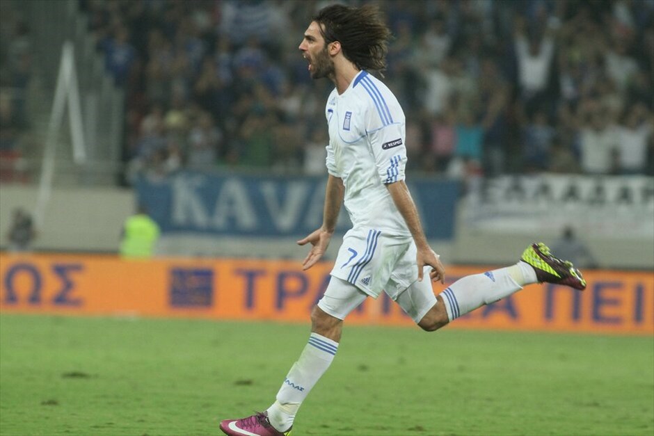 Προκριματικά Euro 2012: Στιγμές από τον αγώνα Ελλάδα - Κροατίας #8. Με το ένα πόδι στα τελικά του Euro 2012 βρίσκεται η Εθνική, καθώς επικράτησε της Κροατίας με 2-0 στο Καραϊσκάκη και θέλει μόλις έναν βαθμό στο τελευταίο της παιχνίδι για τον έκτο προκριματικό με την Γεωργία στην Τιφλίδα για να σφραγίσει εισιτήριο για τα γήπεδα της Ουκρανίας και της Πολωνίας. Ο αγώνας διεκόπη στο ξεκίνημά του για πέντε περίπου λεπτά λόγω επεισοδίων μεταξύ των οπαδών των δυο ομάδων.